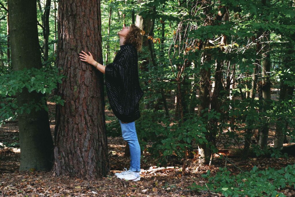 Anne Büttner steht am Baum